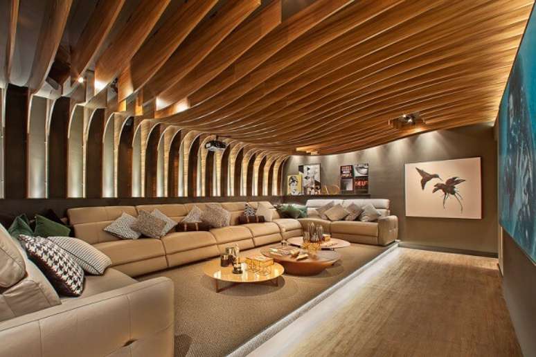 59. Teto de madeira para sala de cinema. Fonte: Ateli&ecirc; Revestimentos