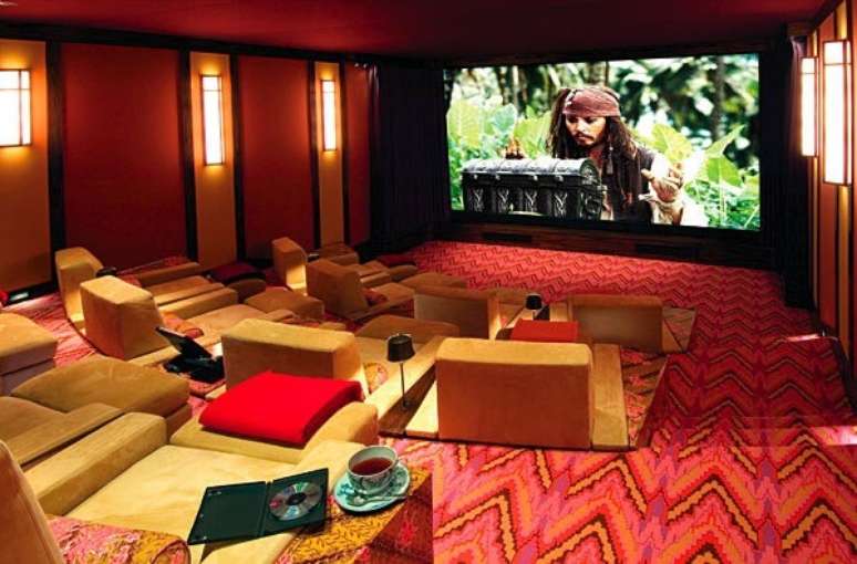 69. Cinema em casa com tela gigante. Fonte: Pinterest