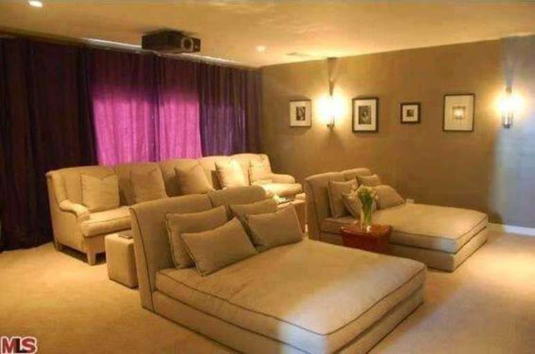 8. Os futons s&atilde;o ideais para compor o cinema em casa. Escolha tamanhos que n&atilde;o ocupem muito espa&ccedil;o na sala. Fonte: Pinterest