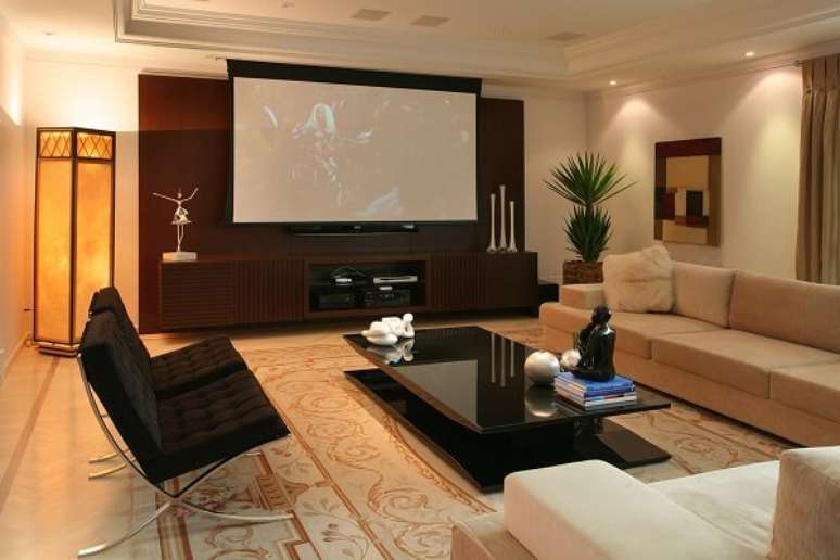 77. Cinema em casa com decora&ccedil;&atilde;o clean. Fonte: Pinterest