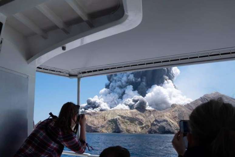 Vulcão entra em erupção na Nova Zelândia e deixa 5 mortos