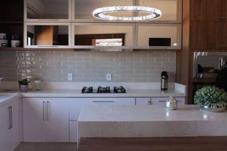 66. Cozinha moderna com lustre brilhante &ndash; Via: Revista VD