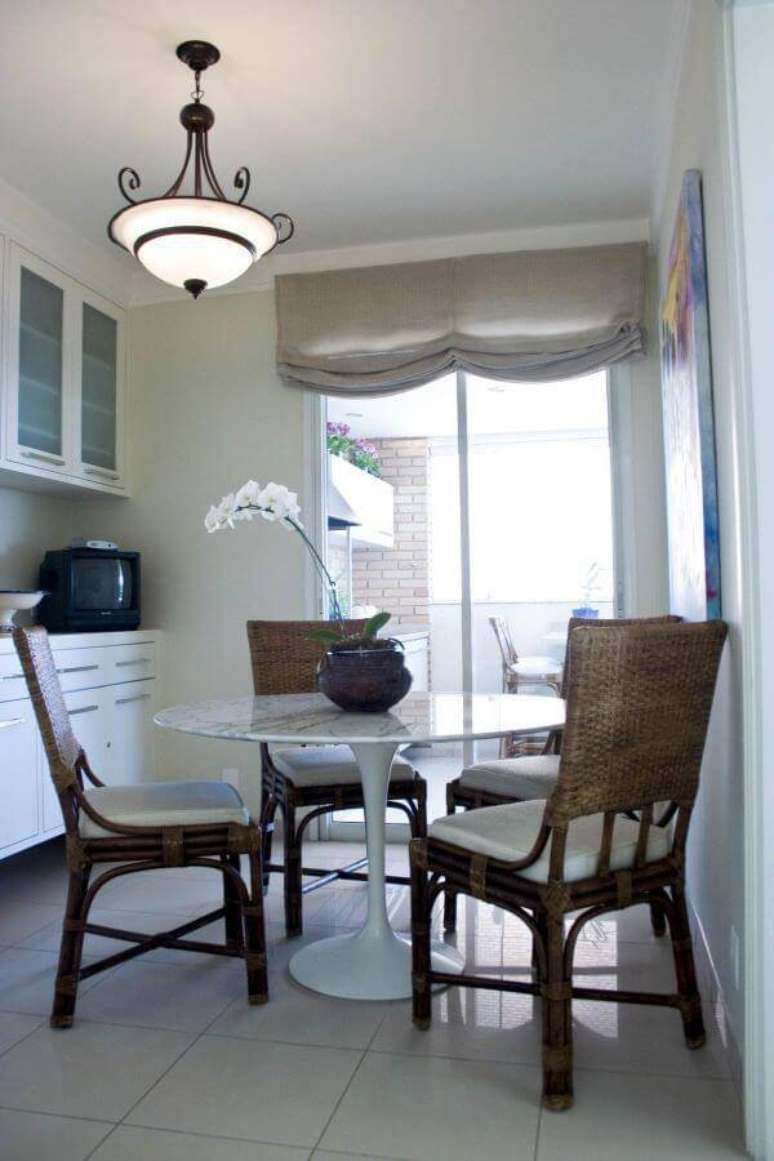 67. Cozinha pequena com lustre no centro &ndash; Via: Patricia Kolanian