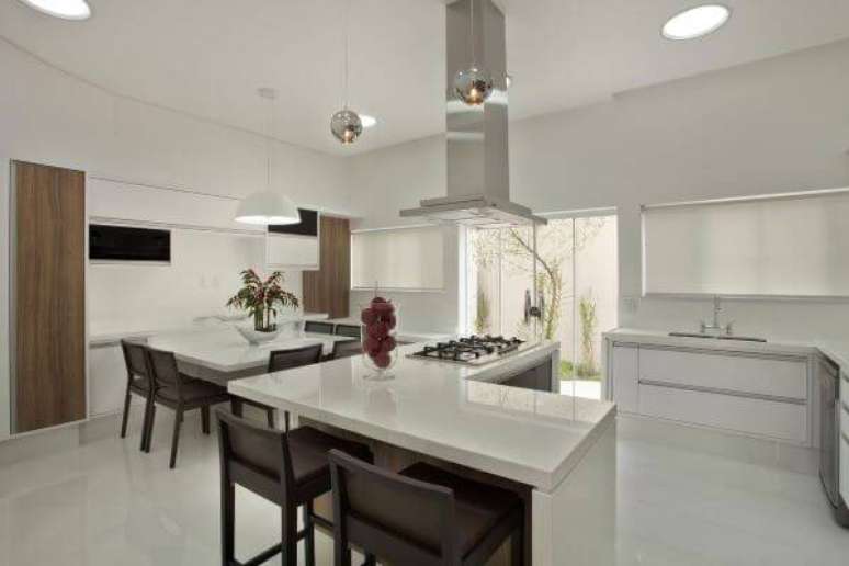 70. Cozinha planejada com balc&atilde;o em L &ndash; Via: Aquiles Nicol