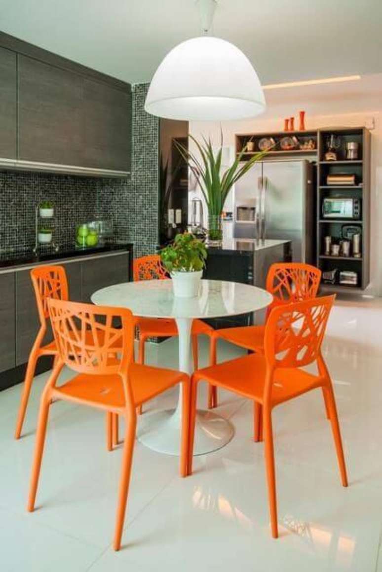 72. Cozinha alegre com cadeiras laranja e lustre para cozinha &ndash; Via: Concei&ccedil;&atilde;o Barbosa