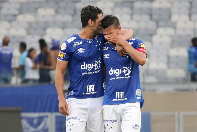 Jogadores do Cruzeiro lamentam queda à Série B.