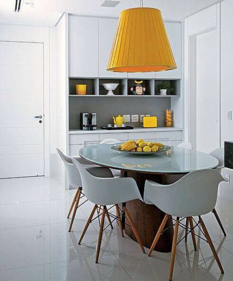 75. Lustre amarelo para cozinha neutra &ndash; Via: Casa e Jardim