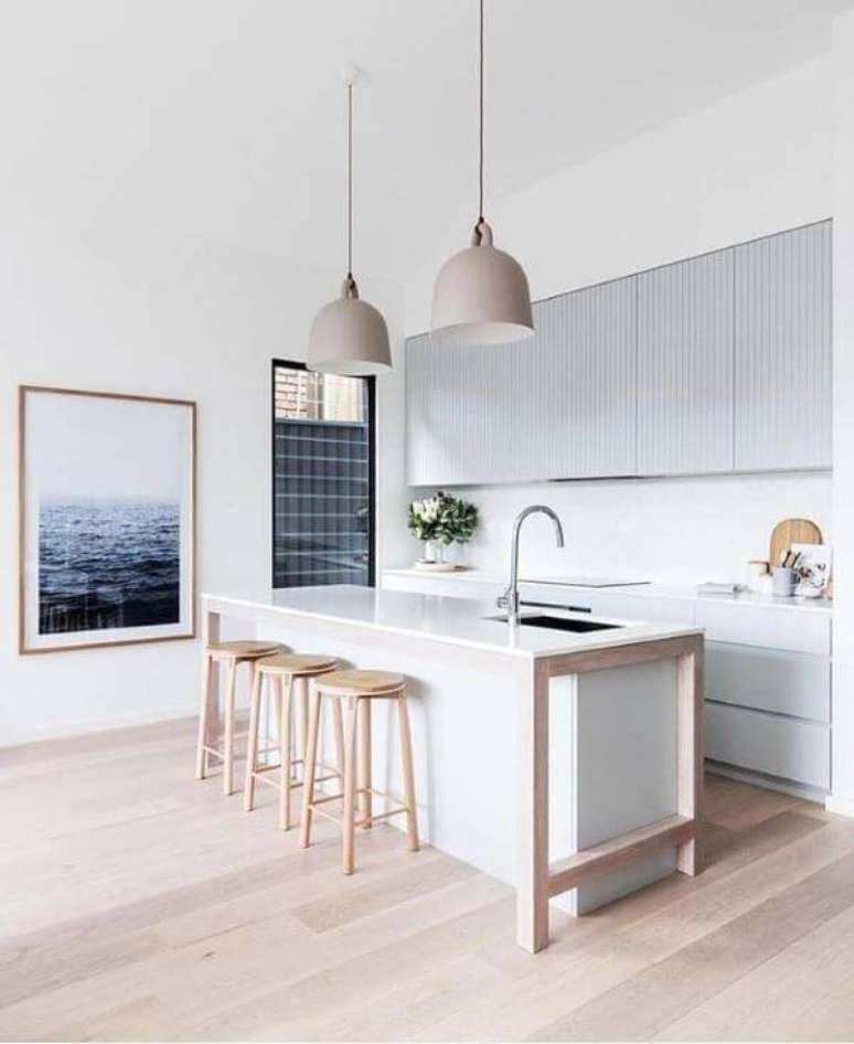 7. Lustre para balc&atilde;o de cozinha ampla e clean &ndash; Via: Pinterest