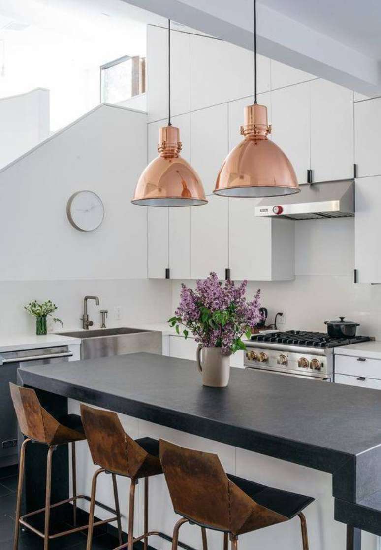 16. Lustre para cozinha com rose gold &ndash; Via: Pinterest