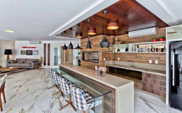 28. Lustre para cozinha americana e moderna em tons neutros &ndash; Via: Espa&ccedil;o do Tra&ccedil;o