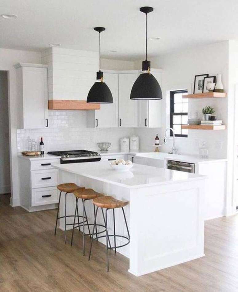 34. Cozinha clean em tons de branco, madeira e preto &ndash; Via: Trend Decor