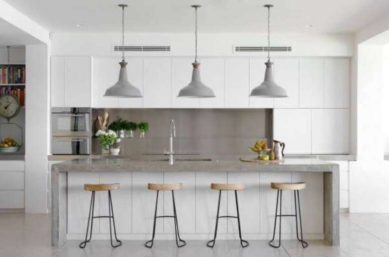 37. Tons neutros para cozinha com lustre no balc&atilde;o &ndash; Via: Design Ideias