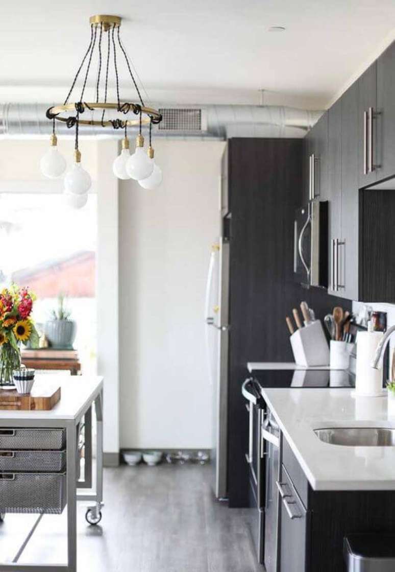 41. Lustre para cozinha pequena e moderna &ndash; Via: Decor F&aacute;cil