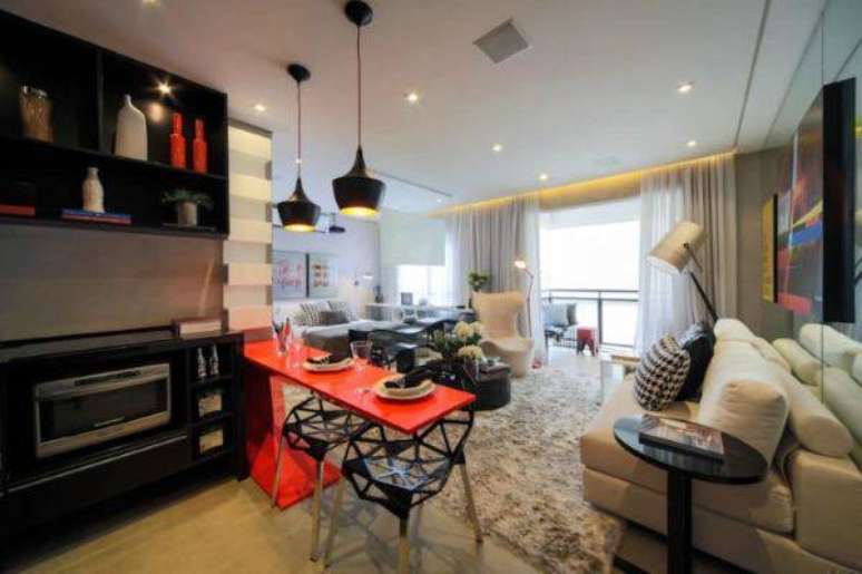 51. Lustres pendentes para cozinha em preto combinando com o balc&atilde;o vermelho &ndash; Via: Arquitetos assosciados