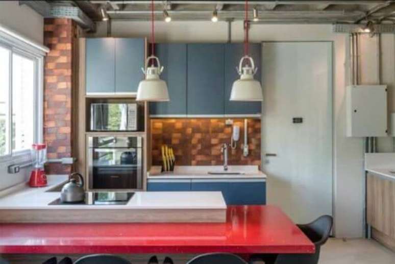 52. Lustres para cozinha pequena com balc&atilde;o vermelho, um ambiente super moderno &ndash; Via: Fernanda Salvagni
