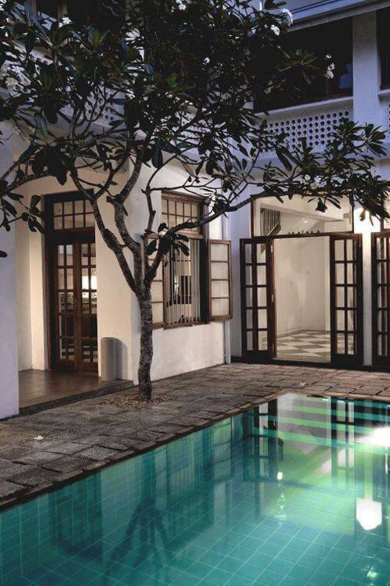 17. Esta pedra para piscina &eacute; escura e delicada. Foto: Pinterest