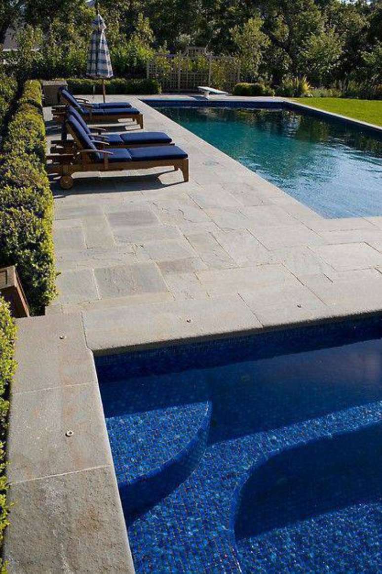 22. A seguran&ccedil;a &eacute; parte importante da pedra para piscina. Foto: Porch