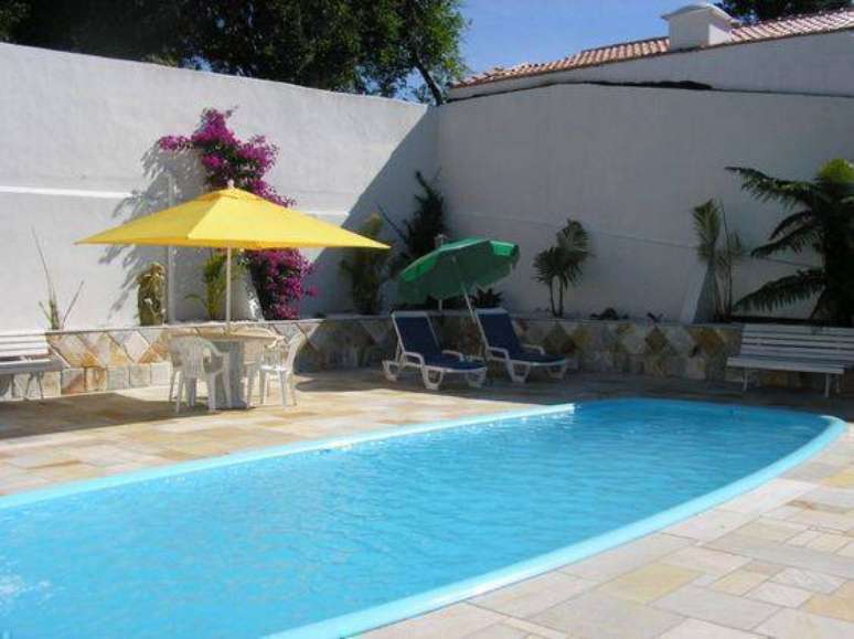 13. A pedra para piscina deve combinar com muitos elementos da &aacute;rea. Foto: Digitei