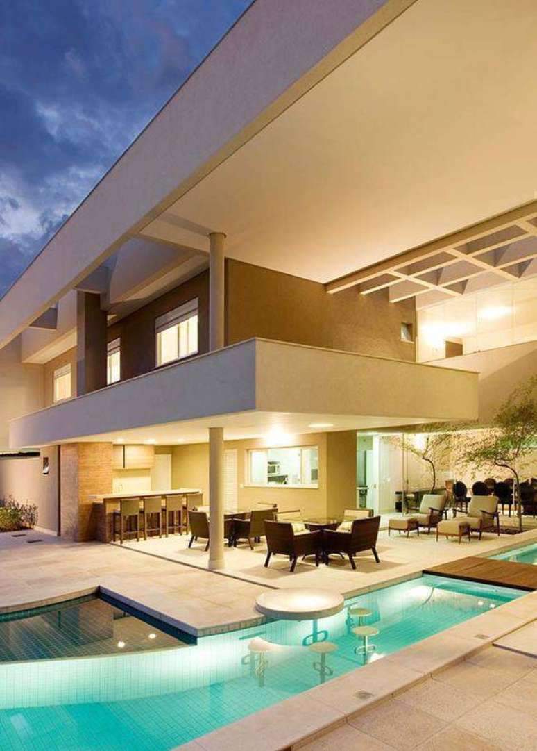 7. A pedra para piscina a ser usada em toda a &aacute;rea deve ter um apelo est&eacute;tico. Foto: Decor F&aacute;cil