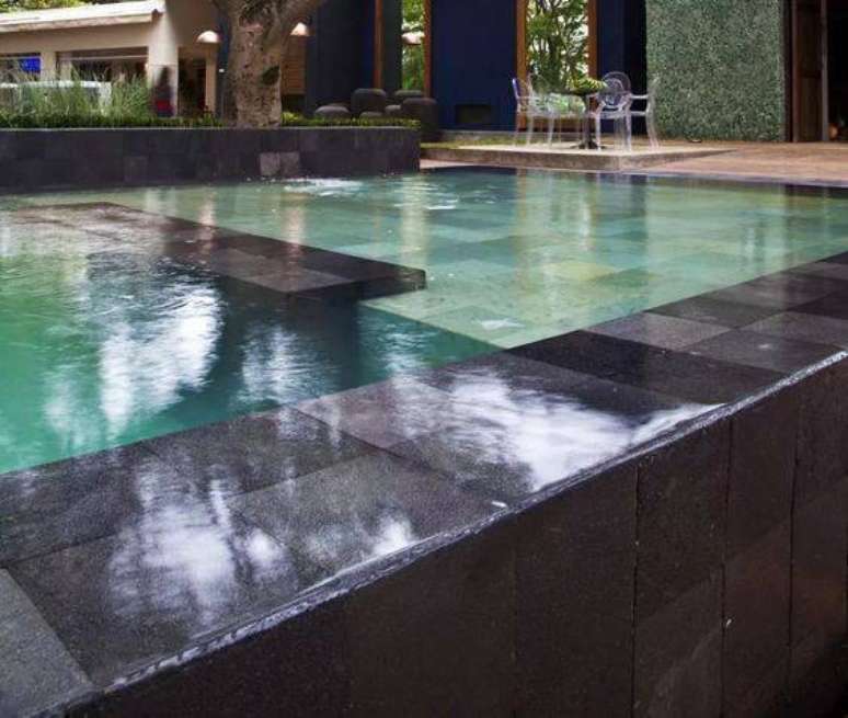 42. A pedra para piscina preta &eacute; muito moderno. Foto: Mercado Livre