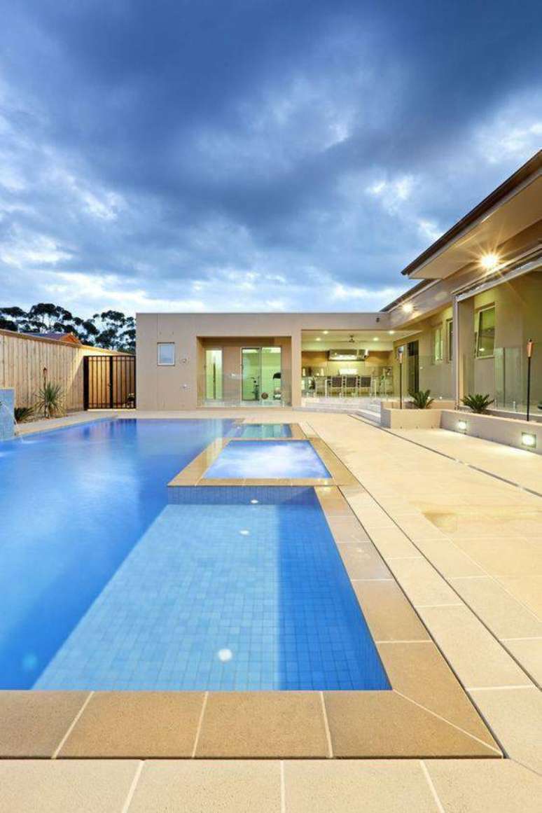 32. A pedra para piscina&nbsp;pode ser chamativa mesmo quando delicada.&nbsp;Foto: Swim The Big Blue