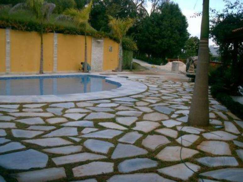 3. A pedra para piscina S&atilde;o Tom&eacute; chama a aten&ccedil;&atilde;o pela resist&ecirc;ncia. Foto: Casa e Constru&ccedil;&atilde;o
