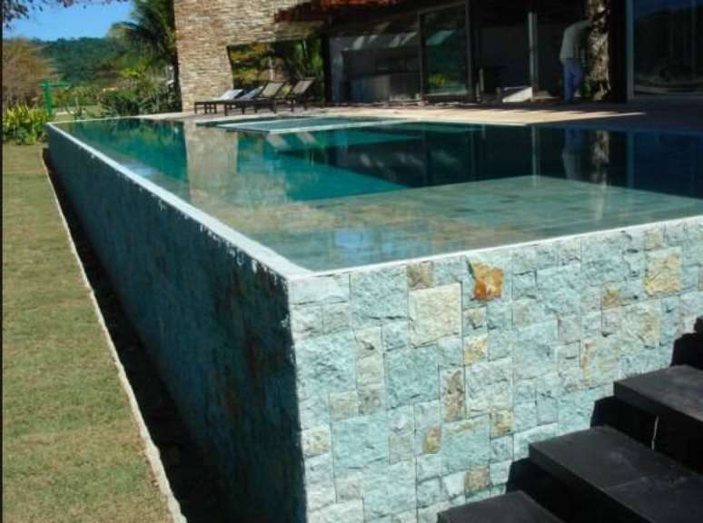 4. A pedra para piscina vulc&acirc;nica &eacute; simb&oacute;lica. Foto: Mercado Livre