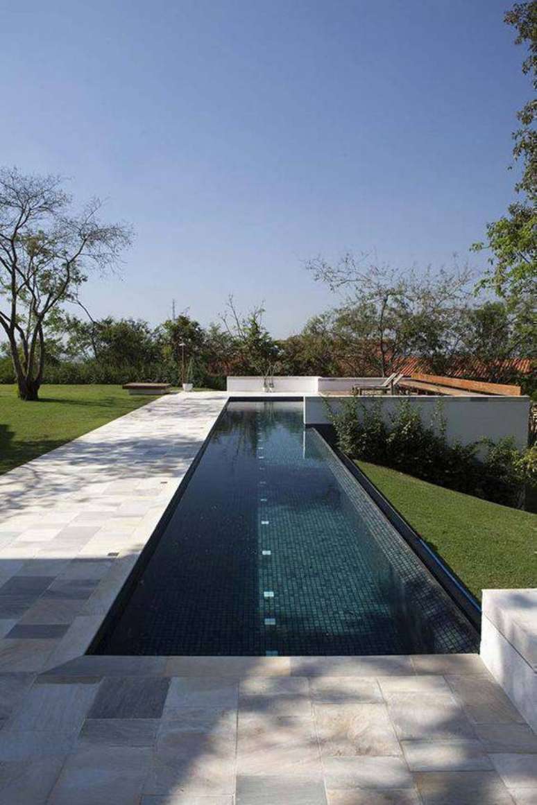 20. S&atilde;o muitas as op&ccedil;&otilde;es de pedra para piscina no mercado. Foto: Decor F&aacute;cil