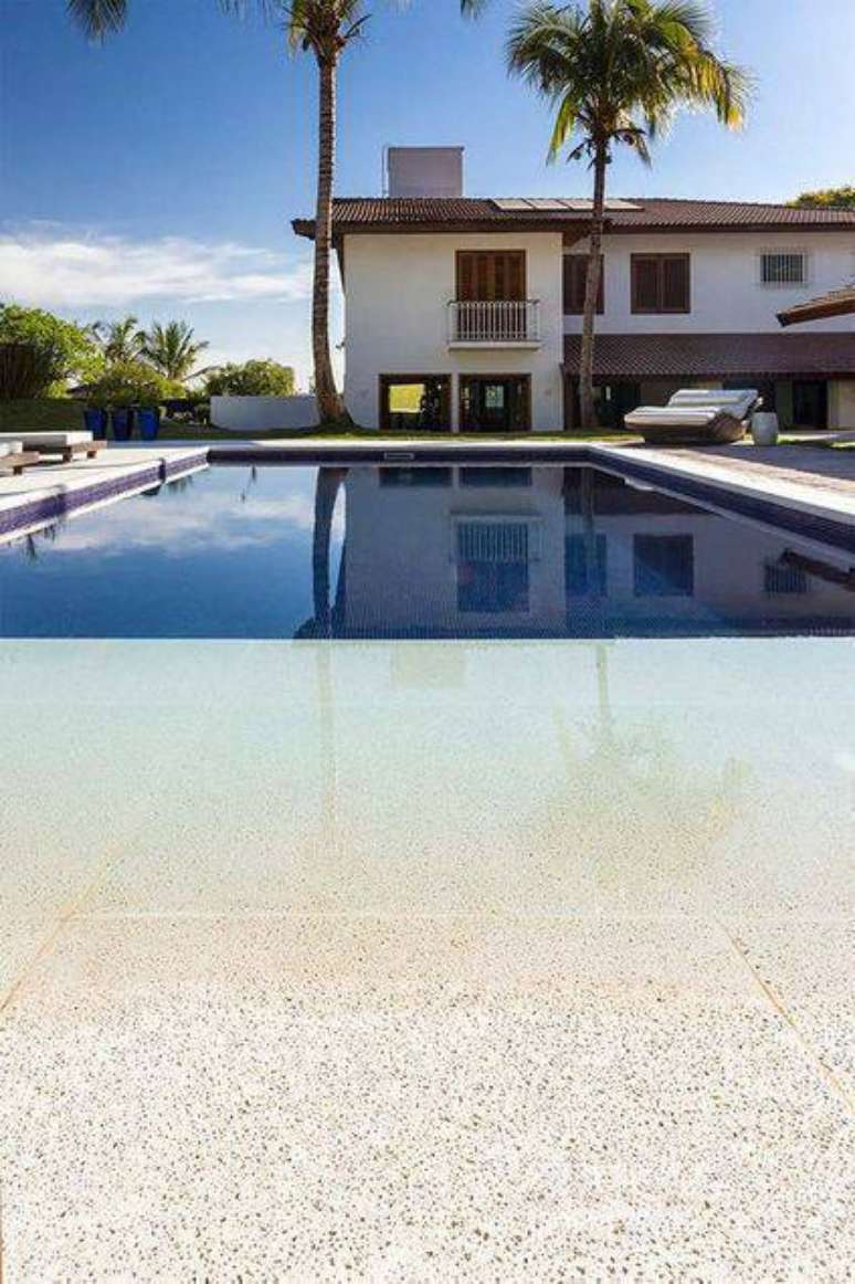 30. A pedra para piscina mais s&oacute;bria combina mais com borda. Foto: Decor F&aacute;cil