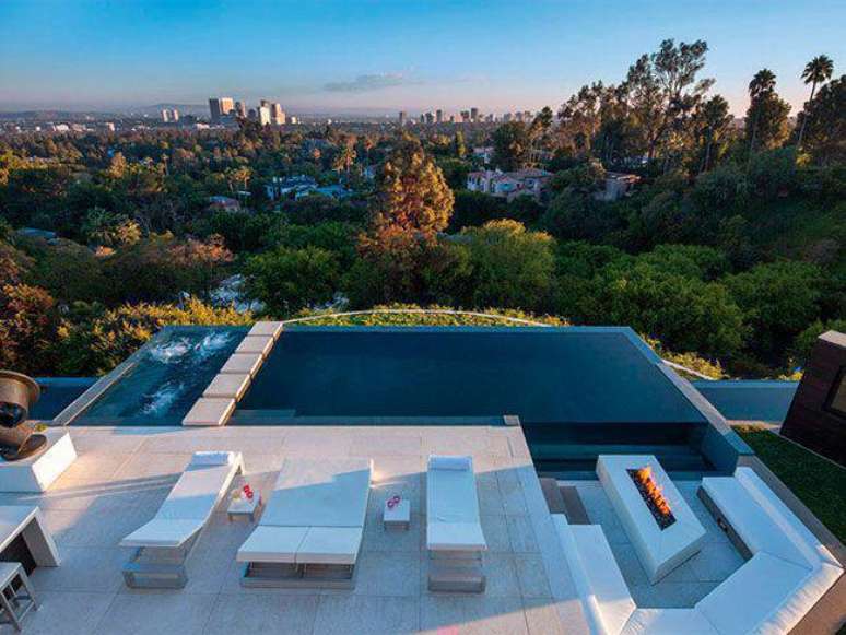 27. A pedra para piscina chama muito a aten&ccedil;&atilde;o no ambiente, Foto: Construindo Decor
