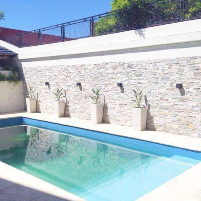 10. A pedra para piscina tamb&eacute;m pode estar na parede. Foto: Homify