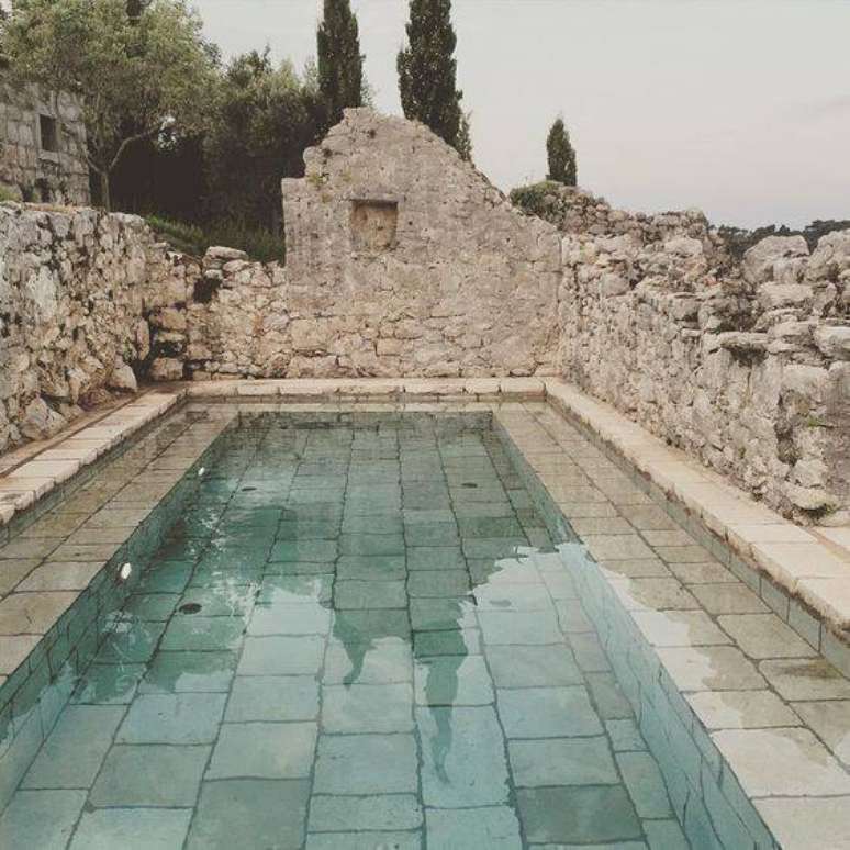 24. A pedra para piscina pode ser r&uacute;stica. Foto: Instagram
