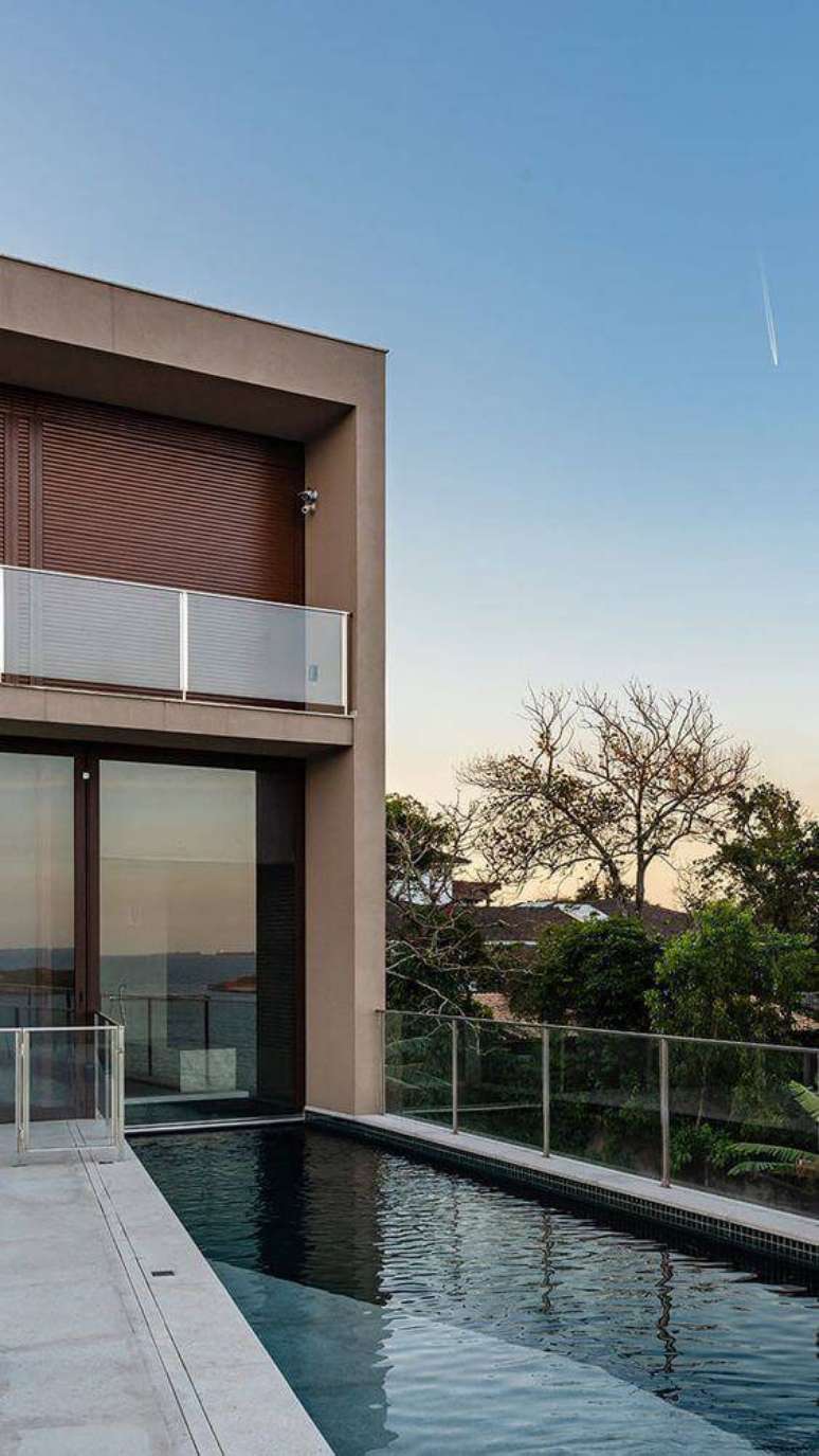 15. A pedra para piscina pode ser bem s&oacute;brias. Foto: Habitare