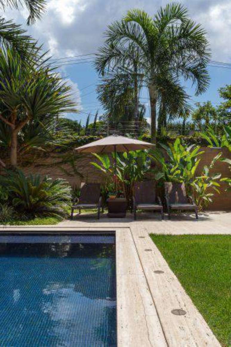 43. A pedra para piscina deve combinar com o vinil da piscina. Foto: Conex&atilde;o Decor