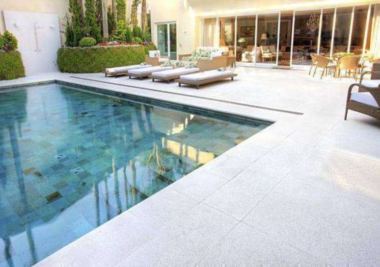 9. A pedra para piscina &eacute; importante em muitos sentidos. Foto: Piso Para Piscina