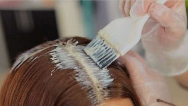 Pintar e alisar cabelo pode aumentar chances de câncer de mama - Foto: Shutterstock