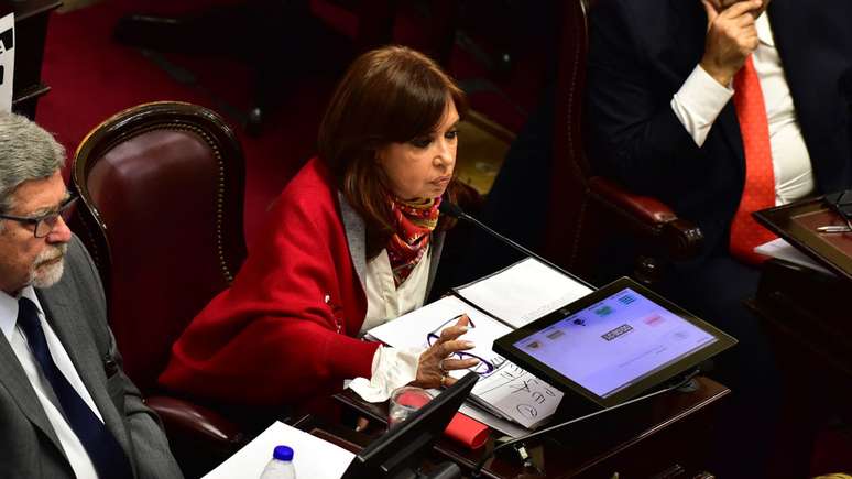 Cristina Kirchner no Senado; ela tinha foro privilegiado como senadora e agora o mantém como vice-presidente
