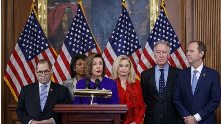A presidente da Câmara, Nancy Pelosi, ao lado de Jerrold Nadler (canto esquerdo) e Adam Schiff (canto direito), anunciou acusação formal contra Trump por obstrução do Congresso e abuso de poder