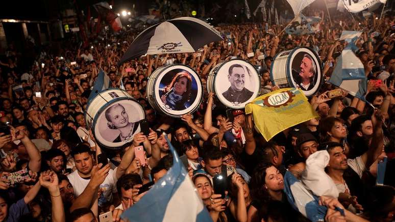 Peronistas comemoram a vitória de Alberto Fernández e Cristina Kirchner: chapa venceu no primeiro turno