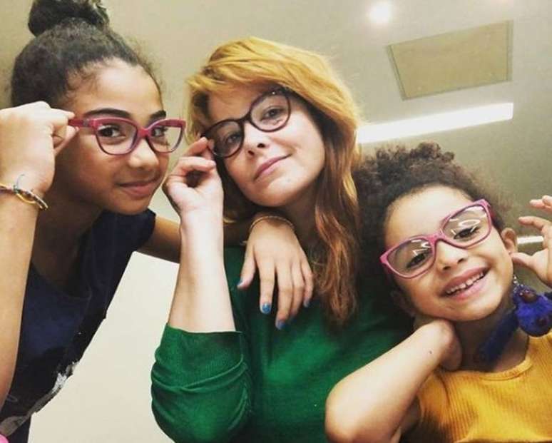 A atriz Samara Felipo e as filhas Alícia e Lara.