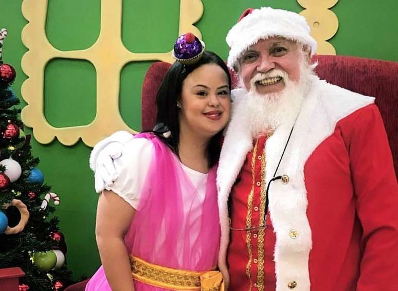 O Papai Noel José Mario Graciano e Isis Pontes, assistente do 'bom velhinho'.