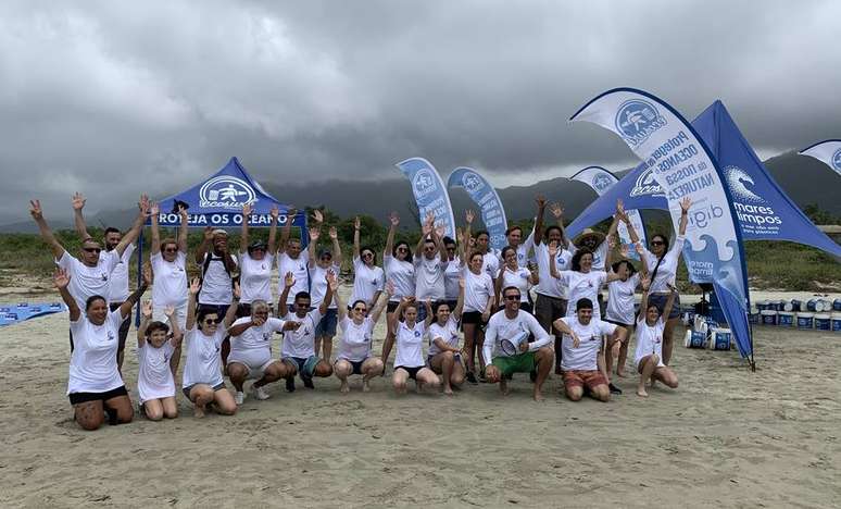 Mutirão com participação de voluntários retirou lixo de praia do litoral de São Paulo