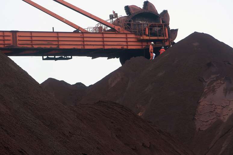 Trabalhadores sobre pilha de minério de ferro em porto chinês de Dalian
21/09/2018
REUTERS/Muyu Xu
