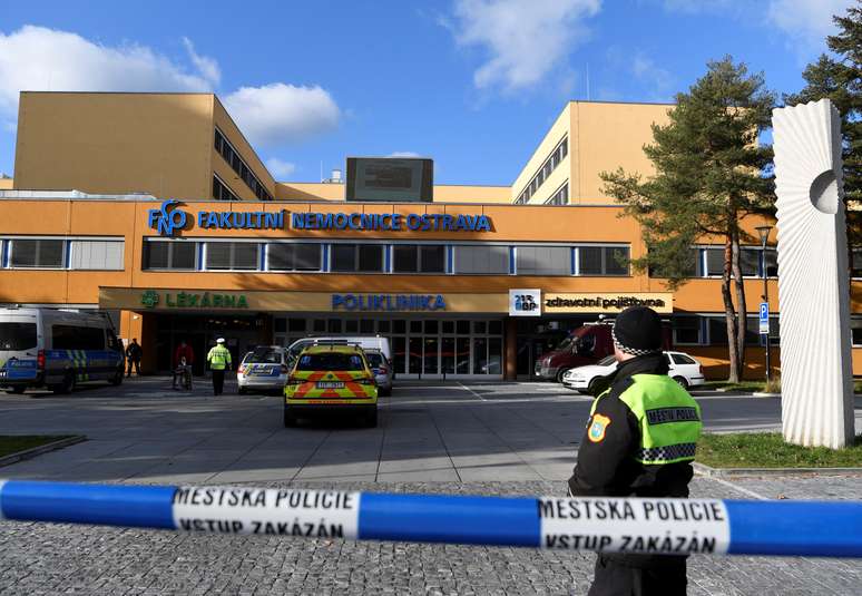 Polícia tcheca isola Hospital Universitário de Ostrava, onde ocorreu o tiroteio
10/12/2019
REUTERS/Radovan Stoklasa