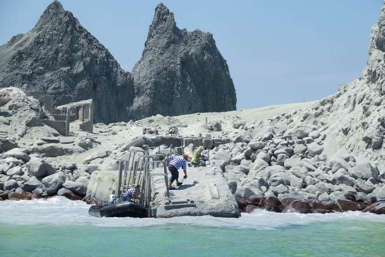 Guias turísticos deixam Ilha Branca da Zova Zelândia após erupção de vulcão
09/12/2019
@SCH/via REUTERS