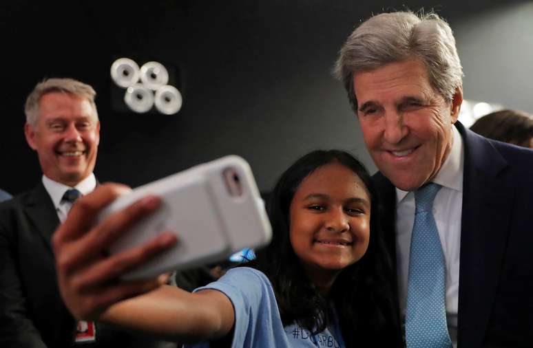 Ex-secretário de Estado norte-americano, John Kerry, posa para selfie durante a COP25 em Madri
10/12/2019
REUTERS/Susana Vera