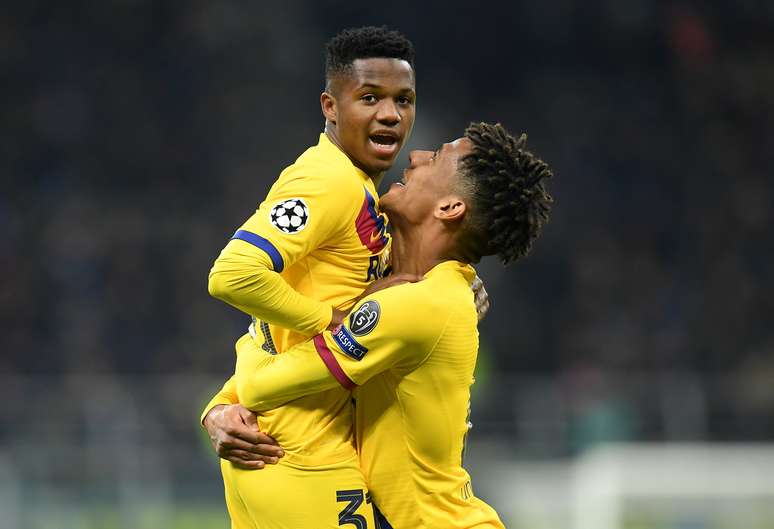 Ansu Fati comemora gol marcado contra a Inter de Mil&atilde;o com Jean-Clair Todibo
10/12/2019 REUTERS/Daniele Mascolo