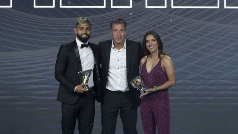 Gabigol recebeu o prêmio de melhor centroavante do Brasileiro (Foto: Lucas Figueiredo/CBF)