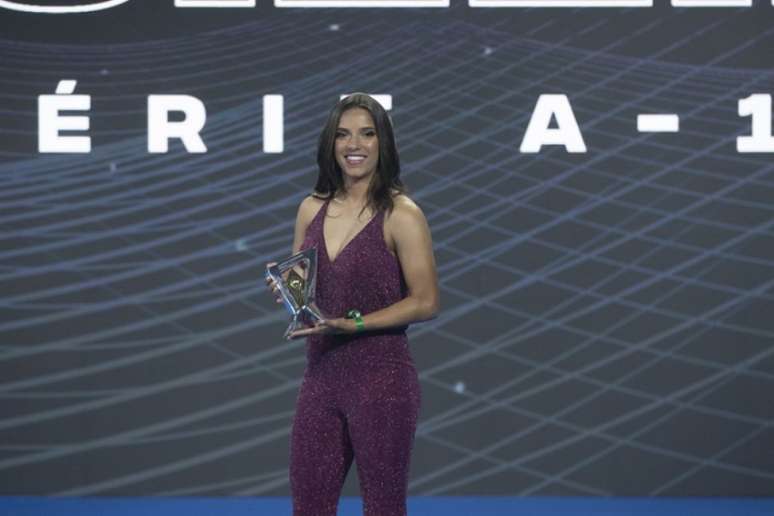 Millene recebeu da CBF o prêmio de artilheira, melhor atacante e craque do campeonato (Foto: Lucas Figueiredo/CBF)