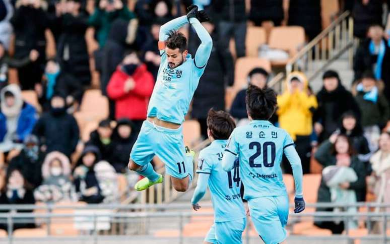 No estilo Cristiano Ronaldo, Cesinha comemora na Coreia do Sul (Foto: Reprodução)